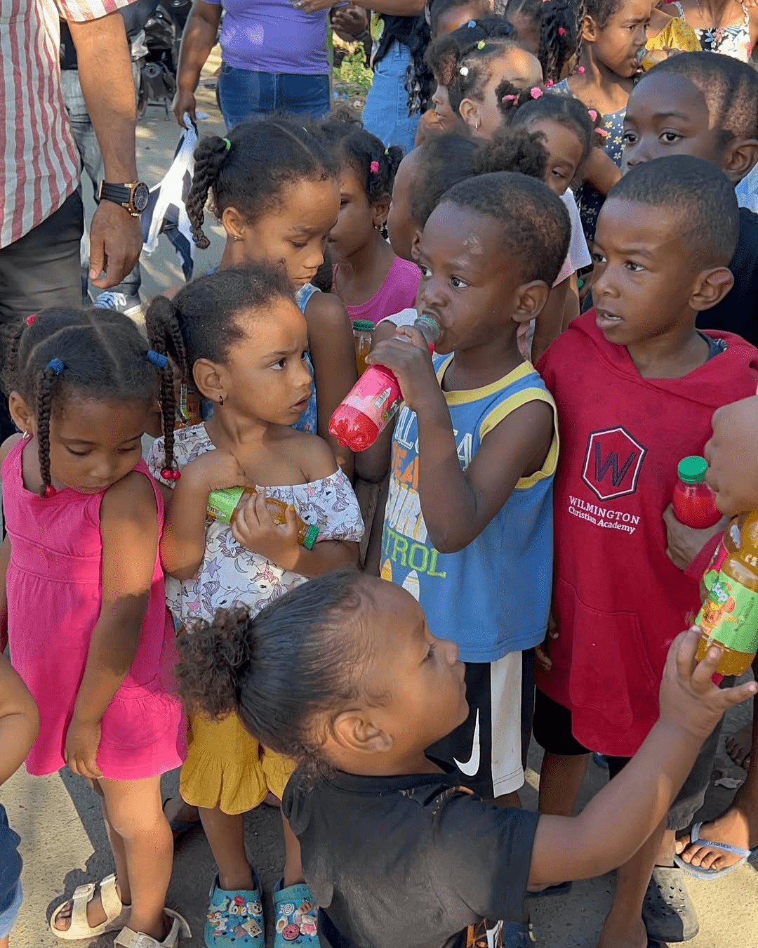 Niños siendo ayudados (1)