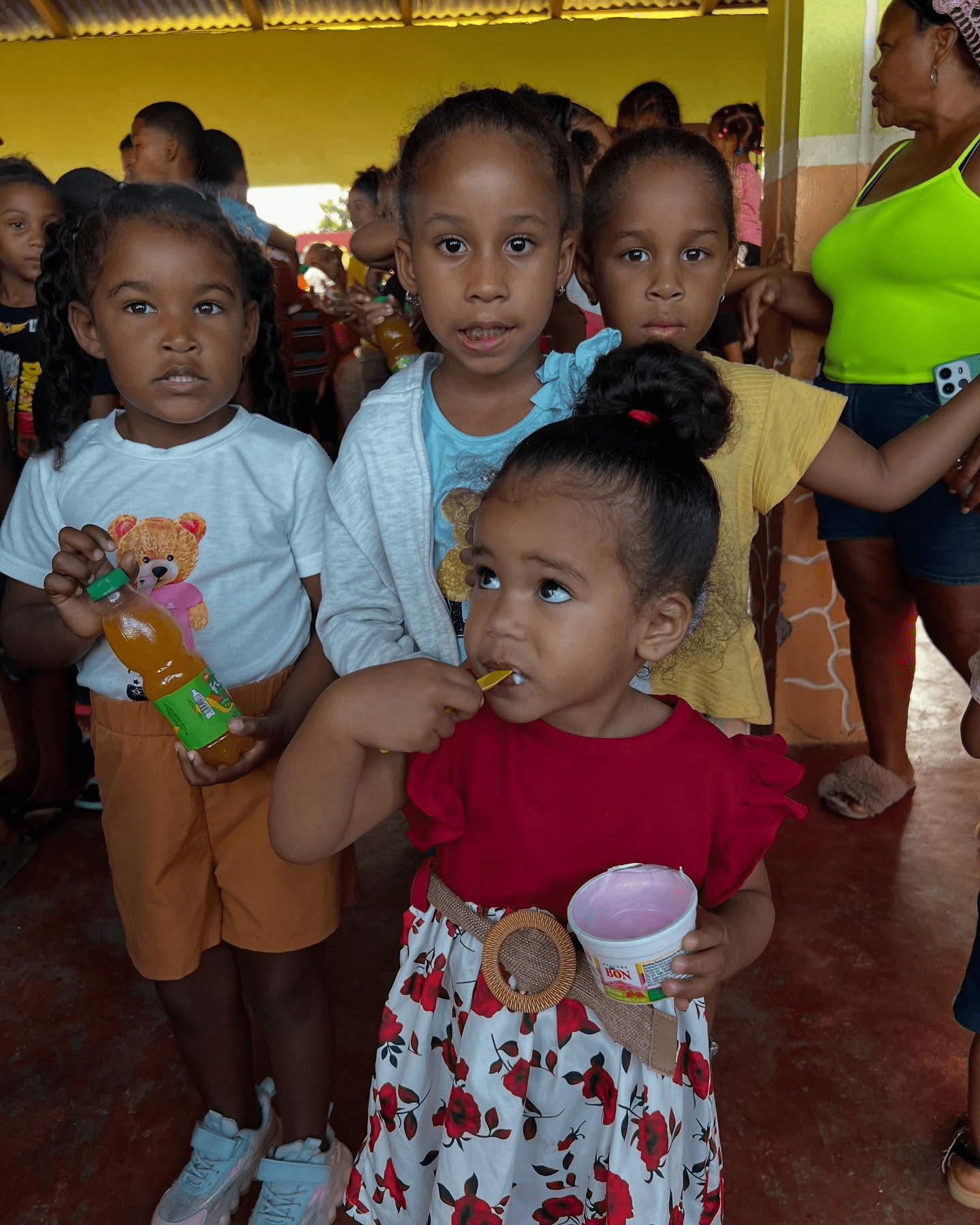 Niños siendo ayudados (4)